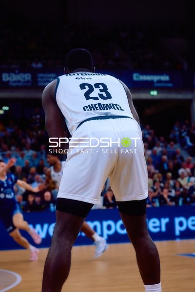 Verteidigung von Nummer 23 (Niners Chemnitz) im Basketballspiel