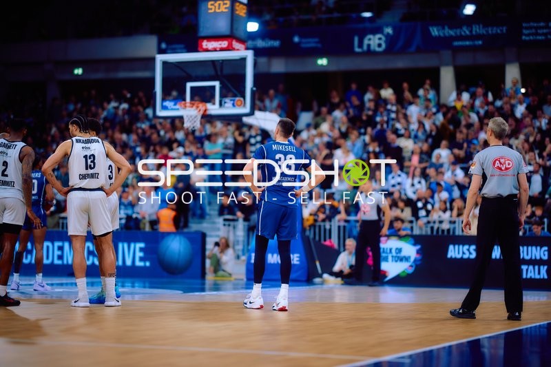 Spieler stehen auf dem Spielfeld