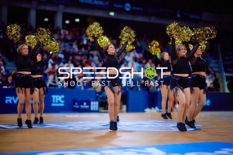 Cheerleader mit goldenen Pompons tanzen