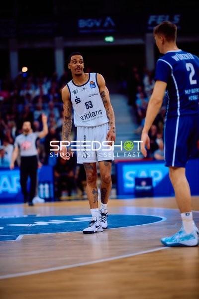 Spieler stehen sich auf dem Court gegenüber