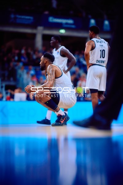 Spieler der Niners Chemnitz mit Nummer 10 hockt auf dem Spielfeld