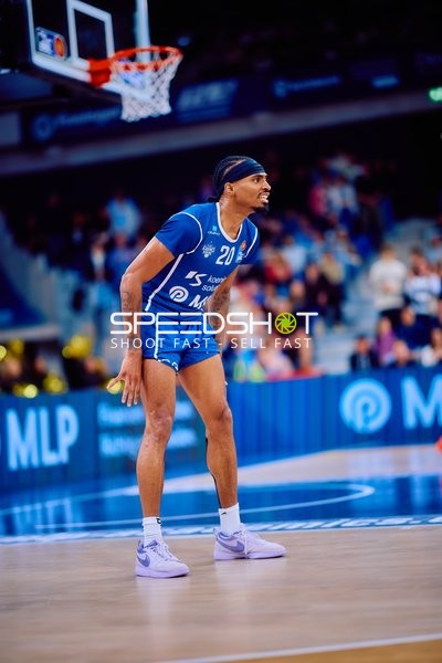 Defensive Haltung von Michael Weathers (20, MLP Academics Heidelberg)