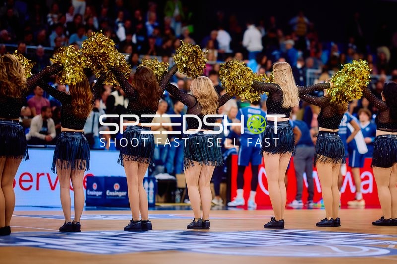Cheerleader-Show mit goldenen Pompons im SNP Dome
