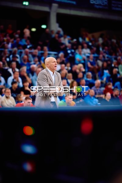 Trainer beobachtet das Spiel