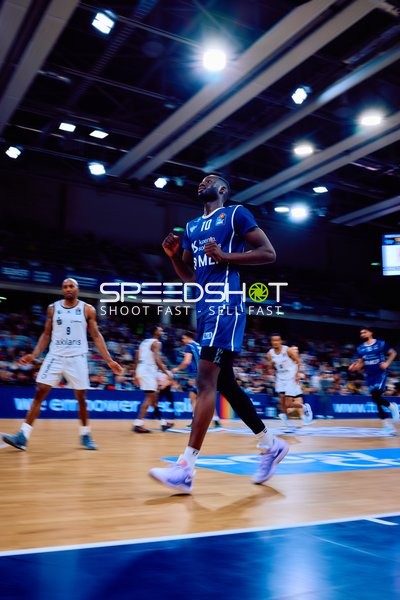 Spieler Bakary Dibba (10, MLP Academics Heidelberg) läuft auf dem Spielfeld