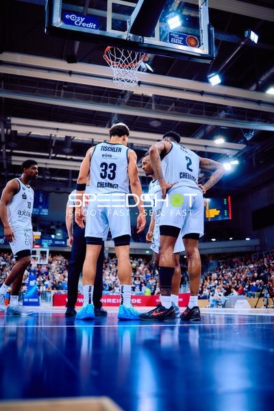 Niners Chemnitz Spieler stehen unter dem Korb