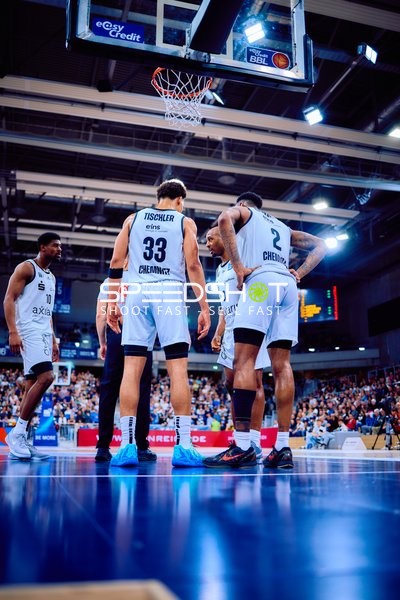 Spieler der Niners Chemnitz versammeln sich unter dem Korb