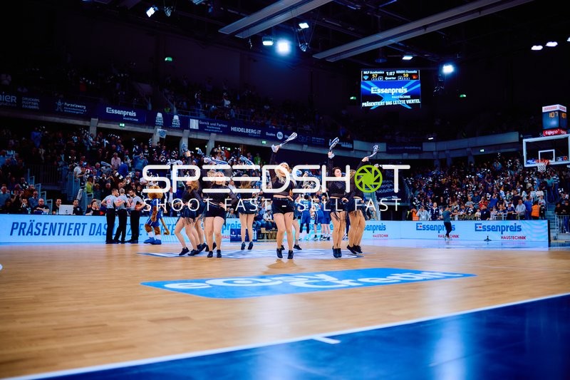 Cheerleader-Showeinlage auf dem Spielfeld