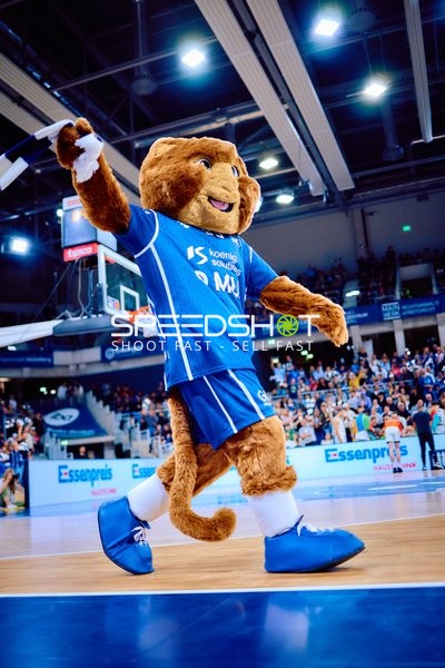 Maskottchen zeigt Tanzeinlage