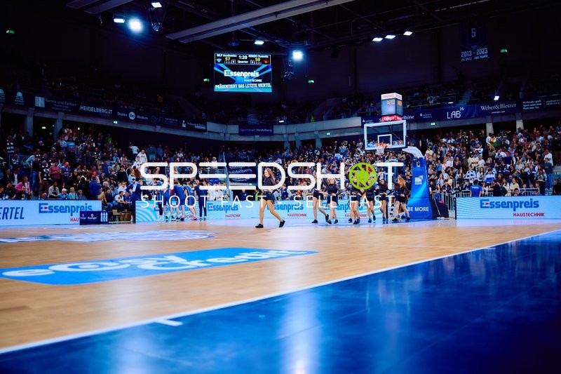 Teams versammeln sich am Spielfeldrand