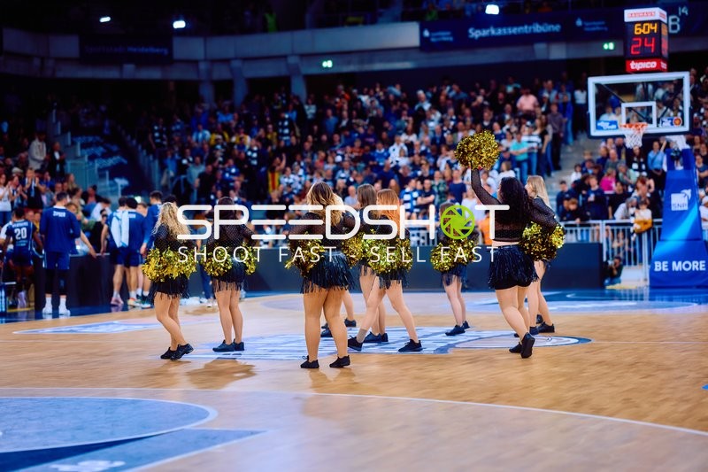 Cheerleader performen im SNP Dome