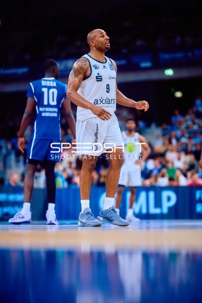 Spieler stehen auf dem Spielfeld