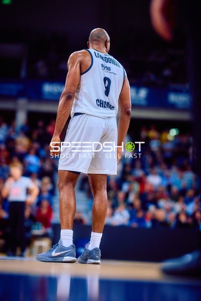 Spieler der Niners Chemnitz mit Ballkontakt