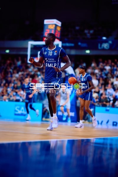 MLP Academics Spieler läuft über das Spielfeld