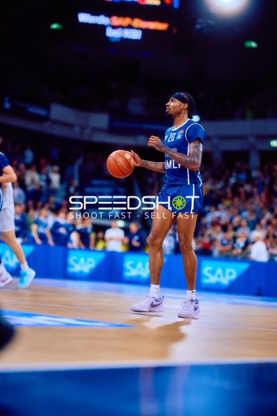 Spieler hält Basketball