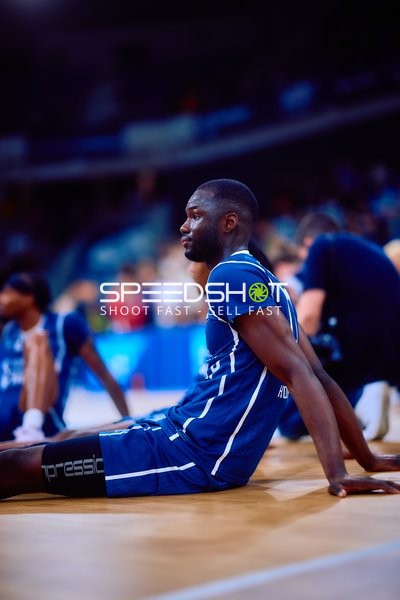 Spieler der MLP Academics sitzt am Boden