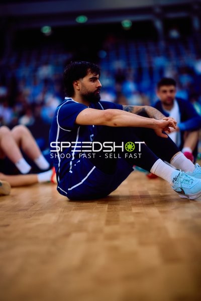 Spieler der MLP Academics sitzt auf dem Hallenboden