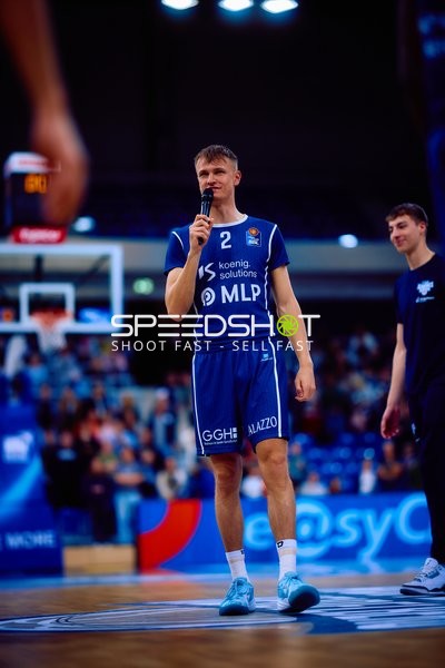 Spieler Niklas Würzner (2, MLP Academics Heidelberg) hält Ansage auf dem Spielfeld