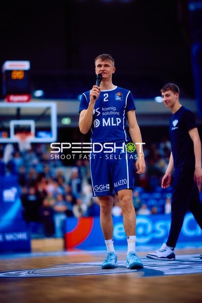 Spieler spricht ins Mikrofon