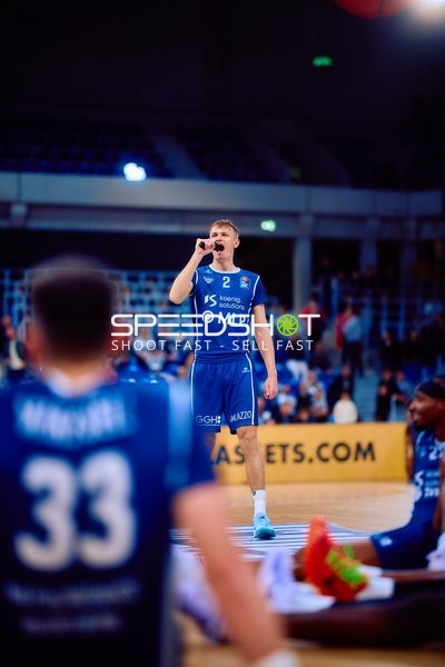 Spieler Niklas Würzner (2, MLP Academics Heidelberg) spricht im Spiel