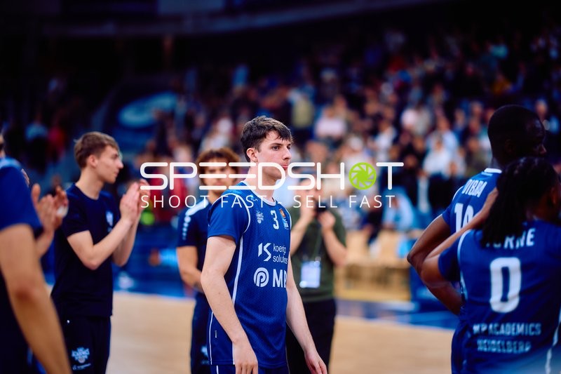 Spieler der MLP Academics stehen auf dem Spielfeld