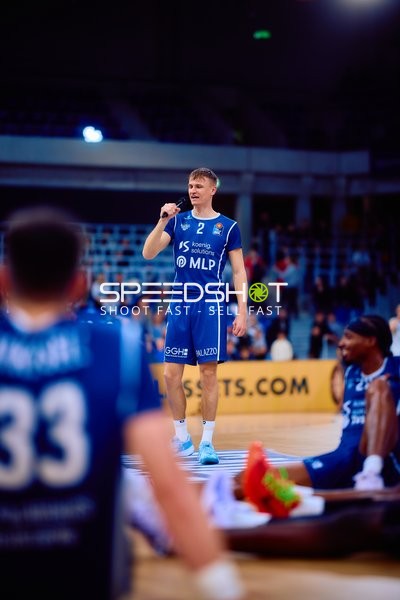 Spieler spricht ins Mikrofon