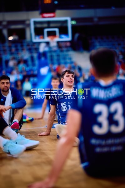 Spieler Ryan Mikesell (33, MLP Academics Heidelberg) wärmt sich sitzend auf