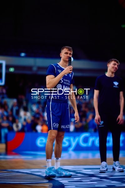 Spieler der MLP Academics spricht am Mikrofon