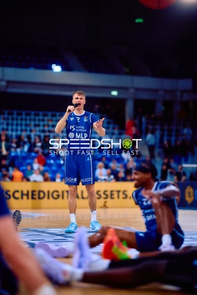 Spieler Evan Rietsch (7, MLP Academics Heidelberg) macht Ansage mit Mikrofon