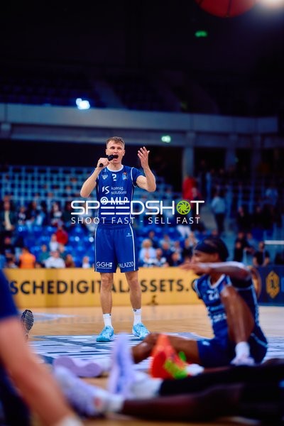 Spieler Niklas Würzner (2, MLP Academics Heidelberg) ruft während Basketballspiel