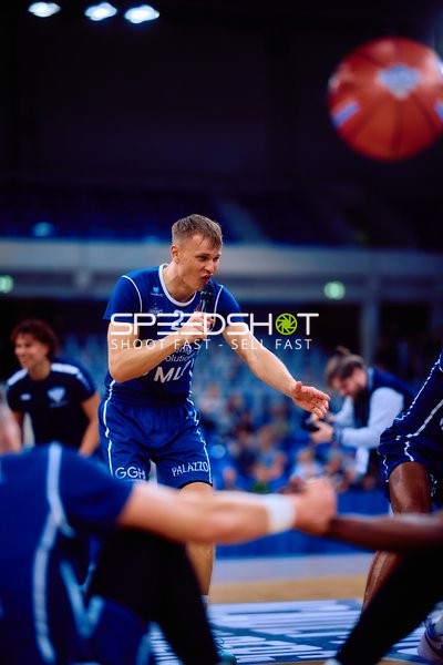 Spieler Niklas Würzner (2, MLP Academics Heidelberg) passt den Ball im Basketballspiel