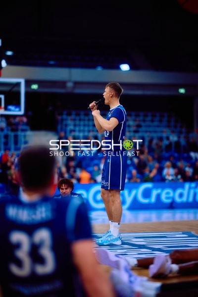 Spieler der MLP Academics spricht ins Mikrofon