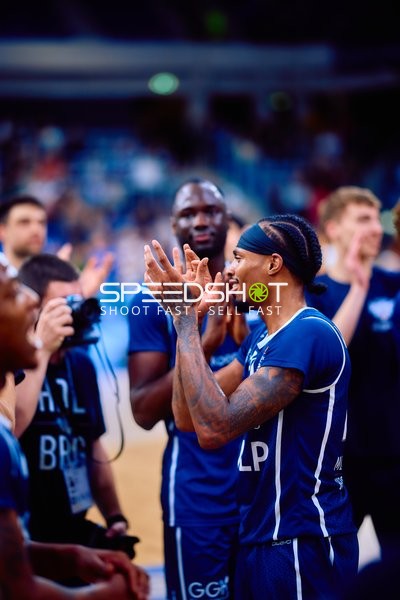 Spieler der MLP Academics applaudieren