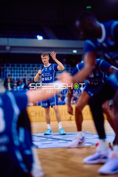 Spieler Niklas Würzner (2, MLP Academics Heidelberg) spricht vor Spielbeginn