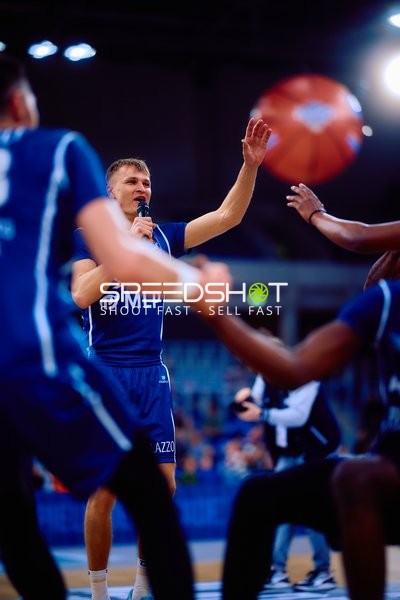 Spieler der MLP Academics passt den Ball