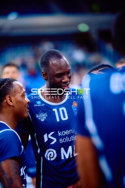 Spieler mit Nummer 10 kommuniziert im Teamkreis