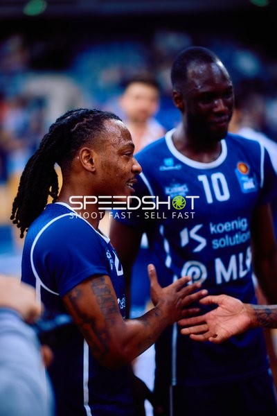 MLP Academics Spieler begrüßen sich vor Spielbeginn