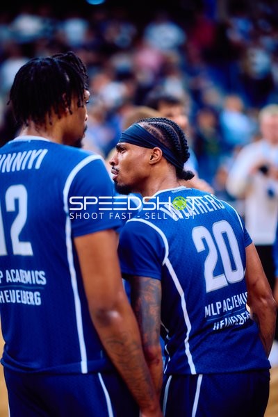 Spieler von MLP Academics Heidelberg in Teamgespräch