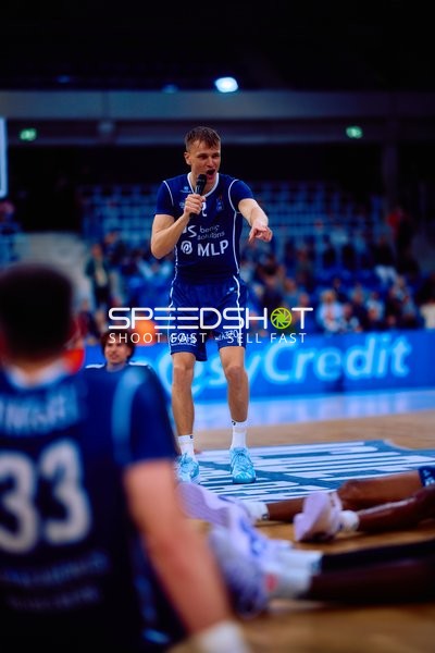 Spieler Nummer 23 (MLP Academics Heidelberg) diskutiert auf dem Spielfeld