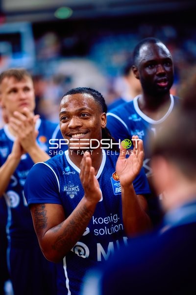 Spieler der MLP Academics klatschen Beifall