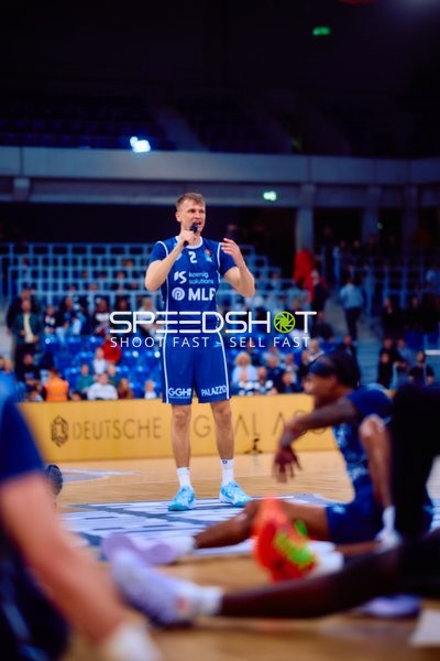 Spieler Niklas Würzner (2, MLP Academics Heidelberg) spricht auf dem Spielfeld