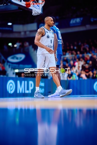 Spieler der Niners Chemnitz steht auf dem Feld