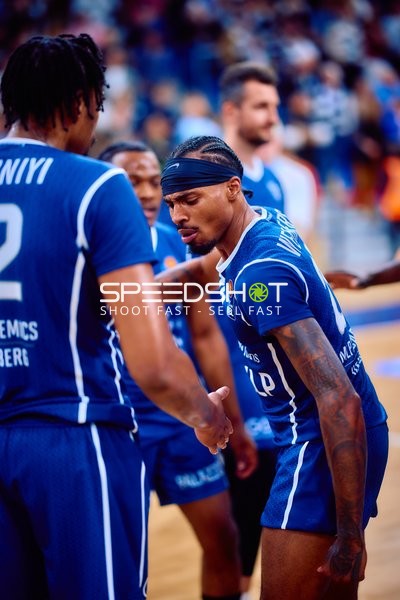 Spieler der MLP Academics zeigen Handschlag