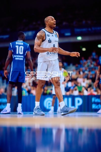 Spieler der Niners Chemnitz ruft auf dem Spielfeld