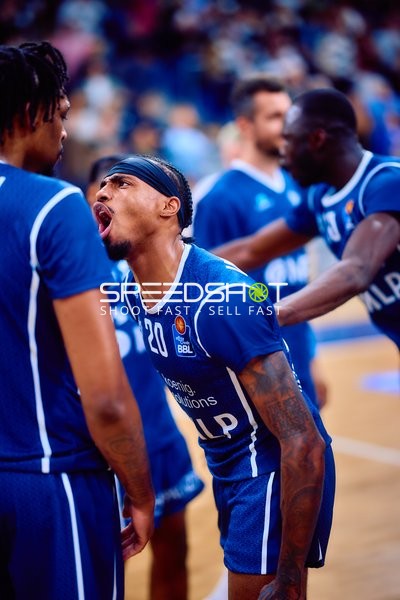 MLP Academics Michael Weathers (20, MLP Academics Heidelberg) jubelt energisch