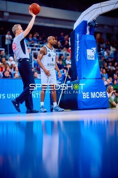 Spieler Nummer 9 führt Einwurf aus