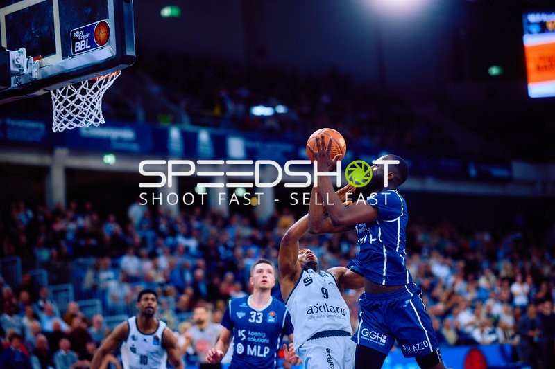 Spieler mit Ball wirft gegen Verteidigung