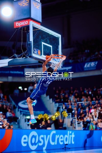 Spieler zeigt Dunk am Korb