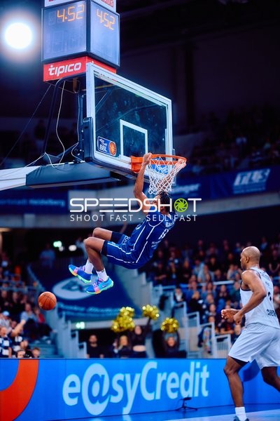 Dunk von Nummer 25 (MLP Academics Heidelberg) gegen Niners Chemnitz