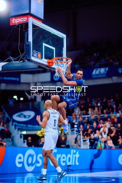 Dunk von DJ Horne (0, MLP Academics Heidelberg) über Nummer 9 (Niners Chemnitz)